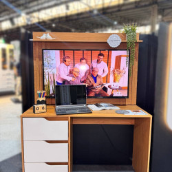 Escrivaninha Com Painel Doble para Tv até 42" - Cinamomo / Off White Escrivaninha Com Painel Doble para Tv até 42" - Cinamomo / Off White