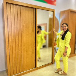 Guarda Roupa Lugano 2 Portas de Correr 4 Gavetas 1 Ripada 1 Espelhada - Peroba Guarda Roupa Lugano 2 Portas de Correr 4 Gavetas 1 Ripada 1 Espelhada - Peroba