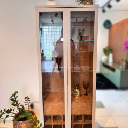 Cristaleira Patroa c/ 2 Portas e 1 Gaveta - Off White / Freijó