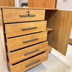 Cômoda Vitória c/ 5 Gavetas e 1 Porta e Chave - Cinamomo Cômoda Vitória c/ 5 Gavetas e 1 Porta e Chave - Cinamomo