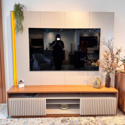 Home Theater Jordão para TVs de até 75 Polegadas - Off White/Freijó Home Theater Jordão para TVs de até 75 Polegadas - Off White/Freijó