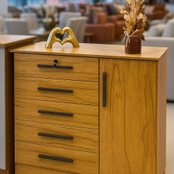 Cômoda Vitória c/ 5 Gavetas e 1 Porta e Chave - Cinamomo Cômoda Vitória c/ 5 Gavetas e 1 Porta e Chave - Cinamomo
