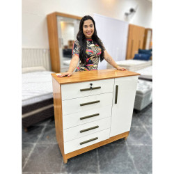 Cômoda Vitória c/ 5 Gavetas e 1 Porta e Chave - Cedro/Areia Cômoda Vitória c/ 5 Gavetas e 1 Porta e Chave - Cedro/Areia