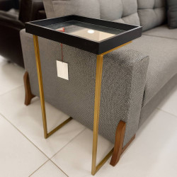 Mesa Lateral de Apoio JB 4774 c/ Espelho e Pé De Aço - Preto/Dourado  Mesa Lateral de Apoio JB 4774 c/ Espelho e Pé De Aço - Preto/Dourado