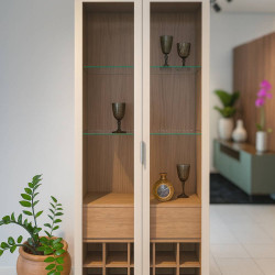 Cristaleira Patroa c/ 2 Portas e 1 Gaveta - Off White / Freijó