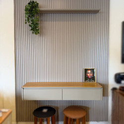 Painel Ripado Modular 1.8 + Nicho Curvo 1.4 + Prateleira Curva 1.4 - Tauari/Gris Fosco