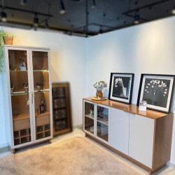 Cristaleira Patroa c/ 2 Portas e 1 Gaveta - Off White / Freijó + Buffet Vitoria c/ 4 Portas - Freijó / Off White