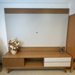 Rack Veneza com Painel Nilo para TVs até 75″ - Freijó/off White Matte  Rack Veneza com Painel Nilo para TVs até 75″ - Freijó/off White Matte