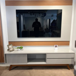 Rack Veneza com Painel Nilo para TVs até 75″ - Off White Matte/Freijó Rack Veneza com Painel Nilo para TVs até 75″ - Off White Matte/Freijó