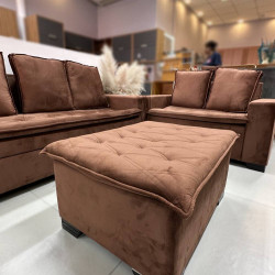 Conjunto de Sofá França 2 e 3 Lugares com Puff – Tecido Veludo – Cobre a26  Conjunto de Sofá França 2 e 3 Lugares com Puff – Tecido Veludo – Cobre a26