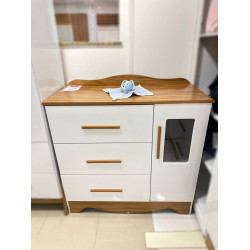 Cômoda Clara c/ 1 Porta e 3 Gavetas - Móveis Peroba - Branco Brilho / Amêndoa Cômoda Clara c/ 1 Porta e 3 Gavetas - Móveis Peroba - Branco Brilho / Amêndoa