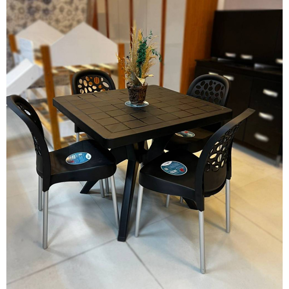 Conjunto de Mesa com Cadeiras de Plástico na cor preta