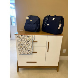 Cômoda Retrô Guti c/ 1 Porta e 3 Gavetas - Móveis Peroba - Branco Brilho / Amêndoa Cômoda Retrô Guti c/ 1 Porta e 3 Gavetas - Móveis Peroba - Branco Brilho / Amêndoa
